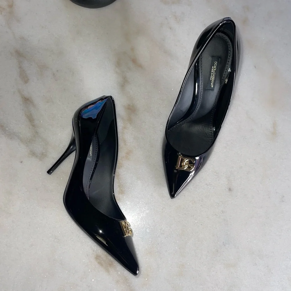 Dolce & Gabbana DG Plaque Pointed Toe Pump in Black Patent Leather New - Picture 8 of 11